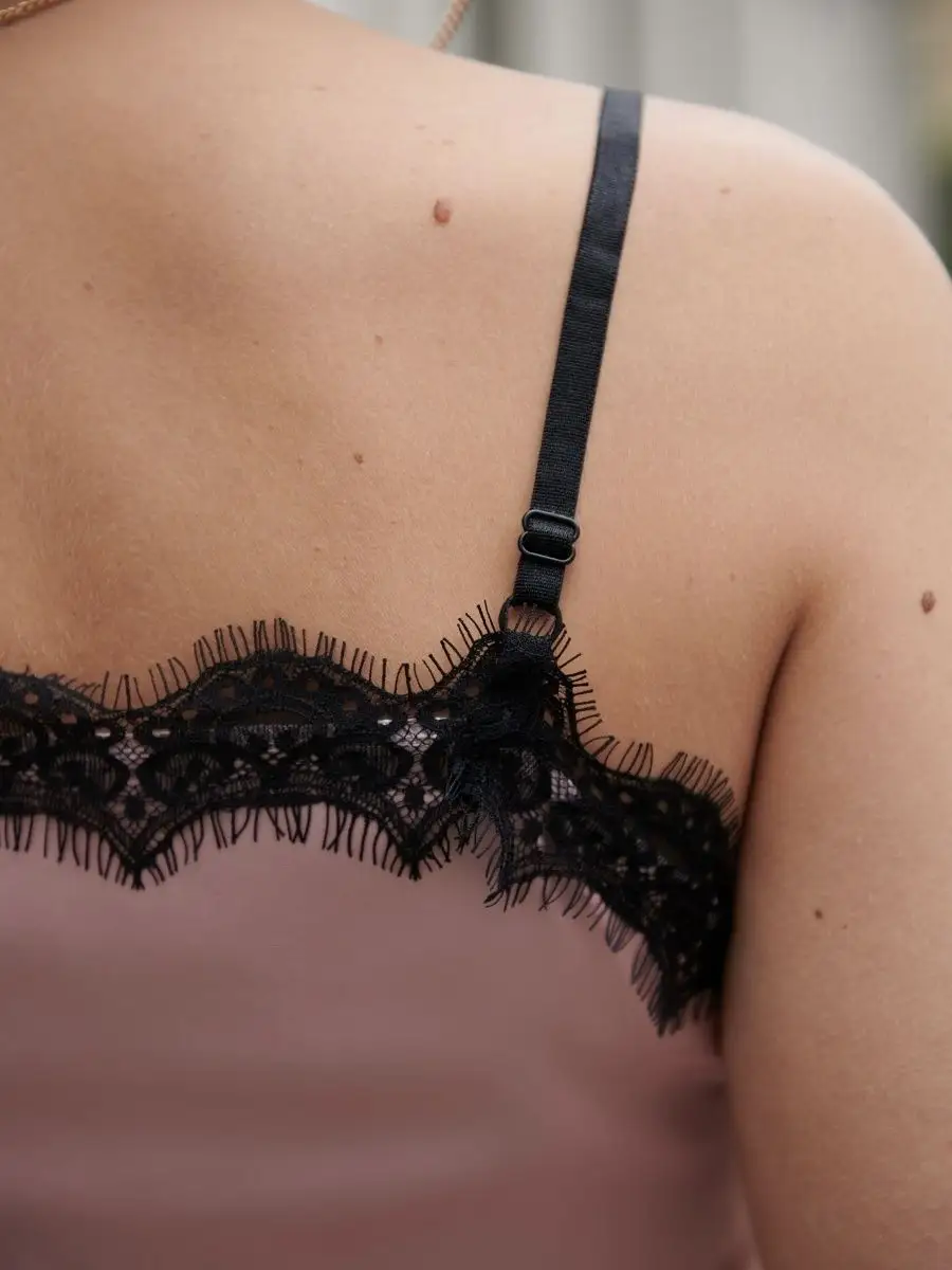 Пудровый топ на бретелях