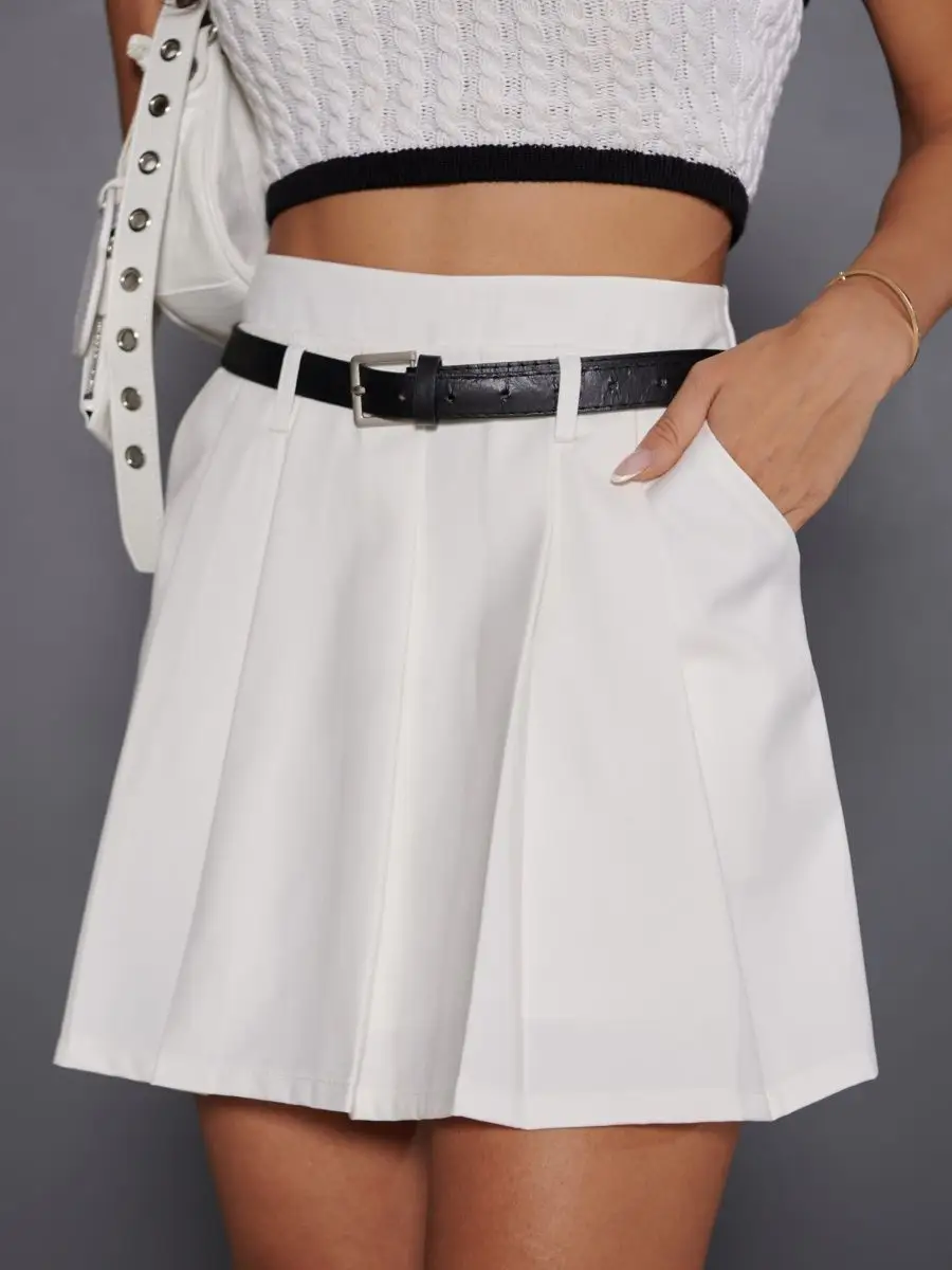 Белая юбка с ремнем