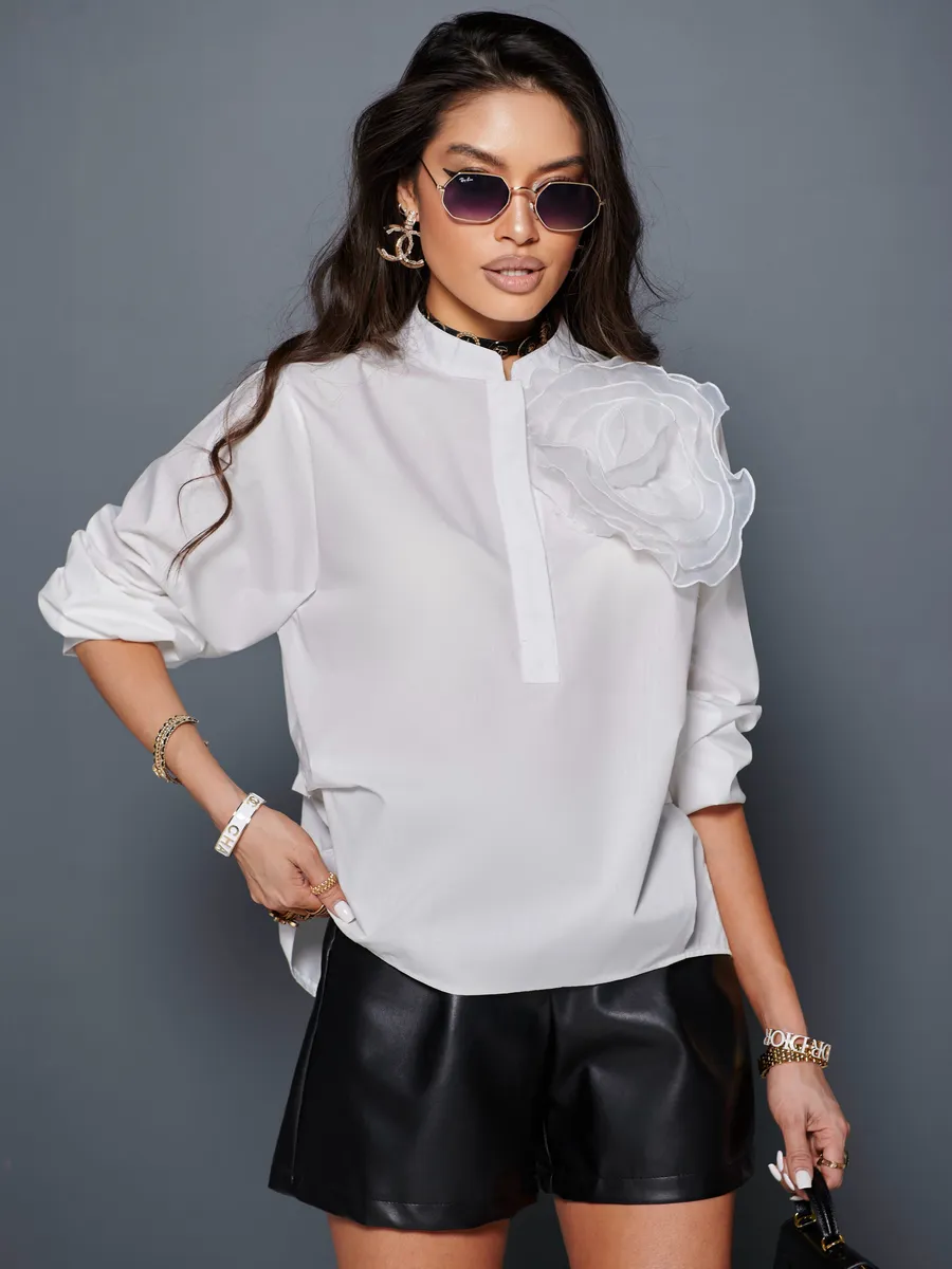 Блузка нарядная с декоративным цветком