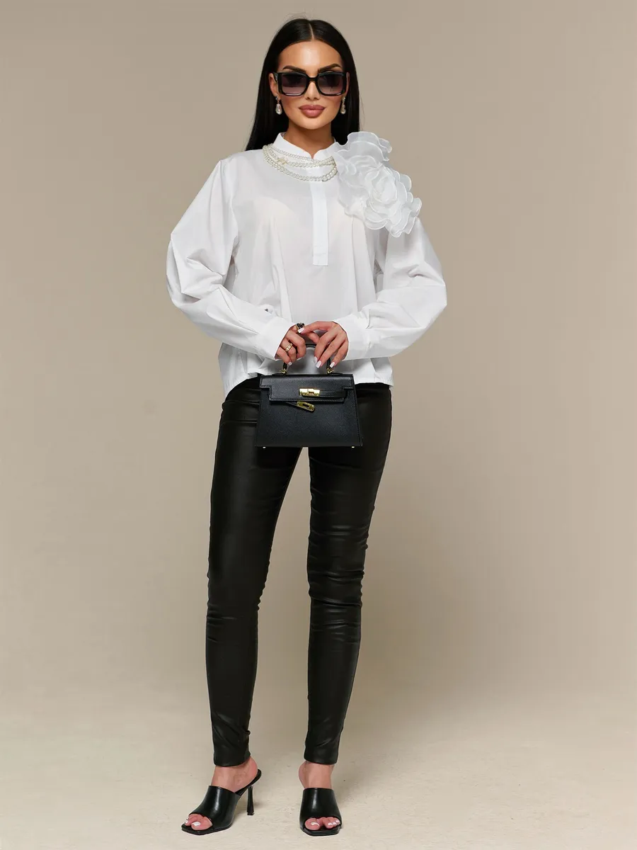 Белая блузка нарядная с декоративным цветком