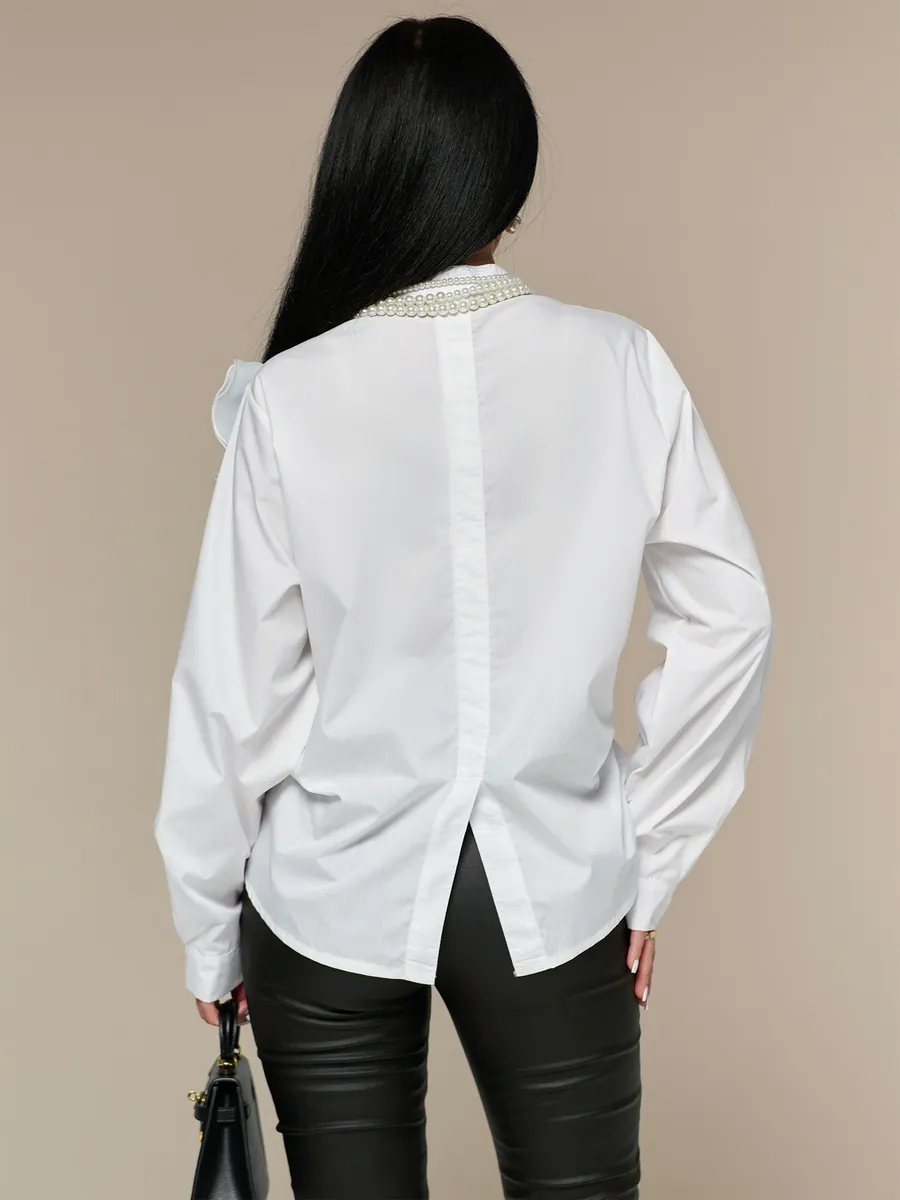 Белая блузка нарядная с декоративным цветком