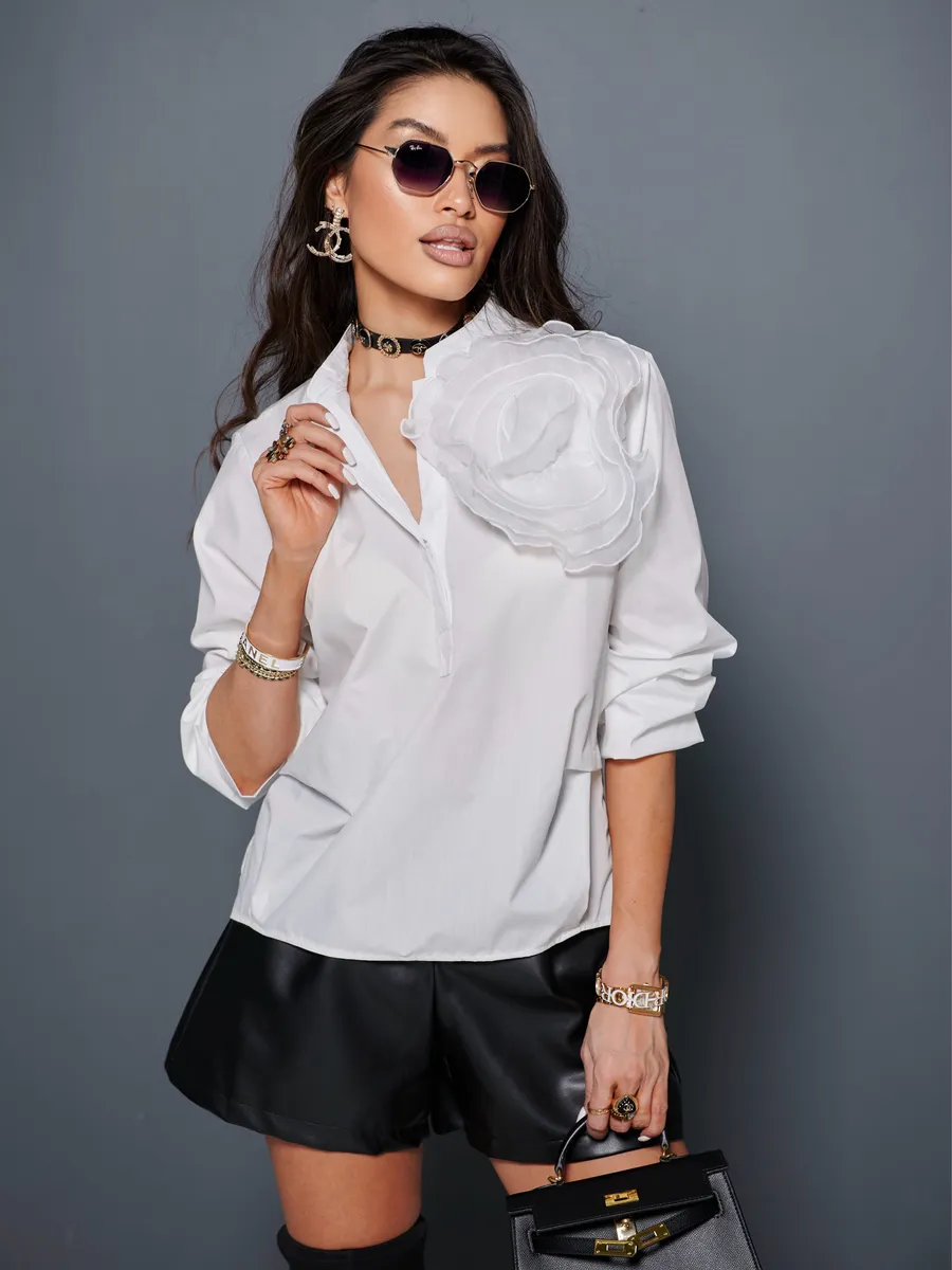 Блузка нарядная с декоративным цветком