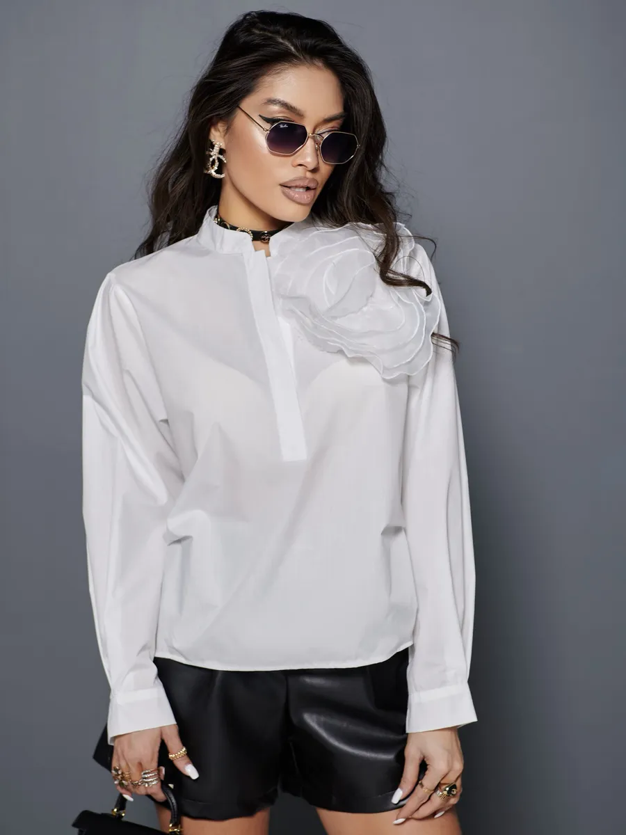 Белая блузка нарядная с декоративным цветком