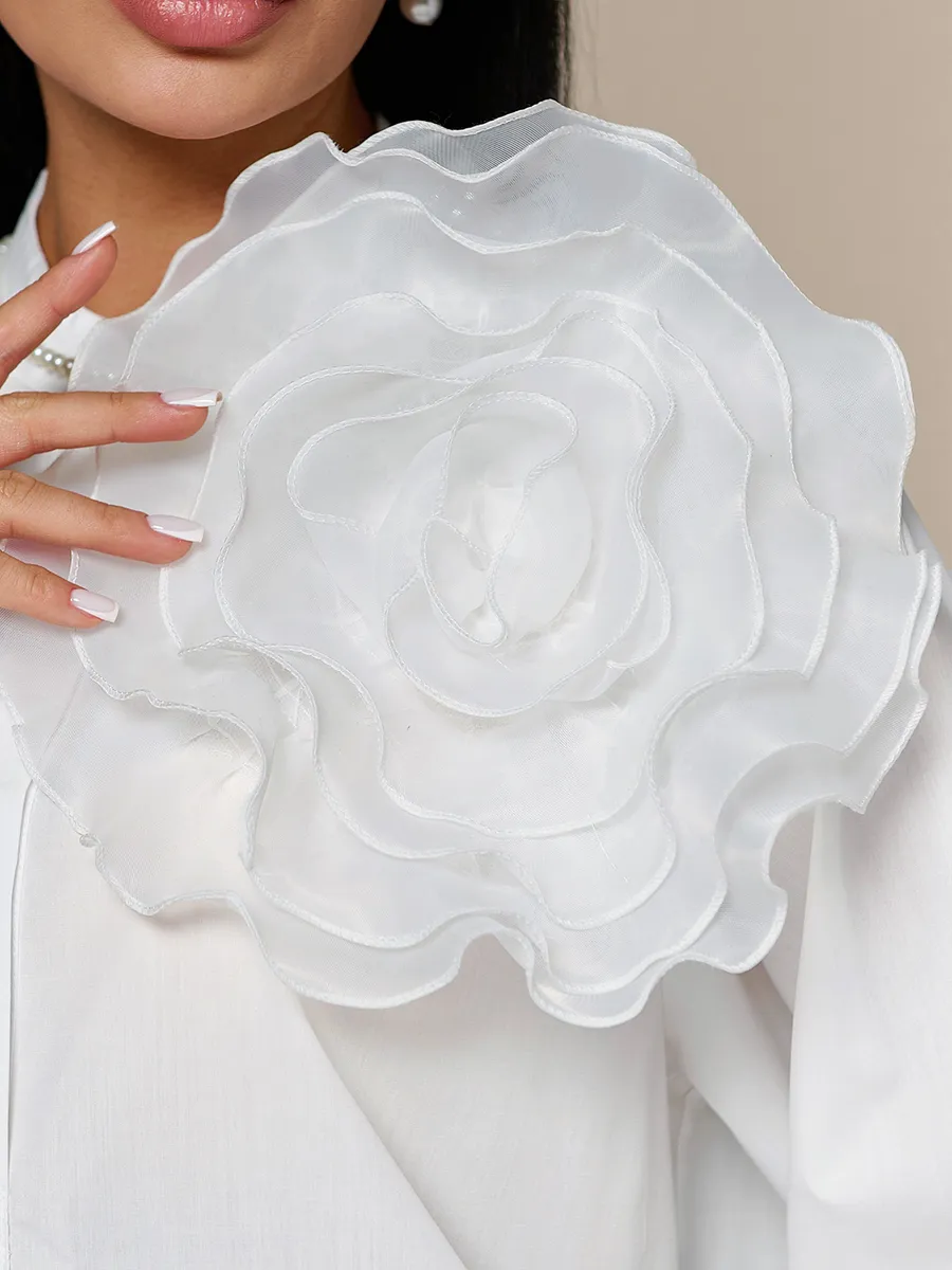 Белая блузка нарядная с декоративным цветком