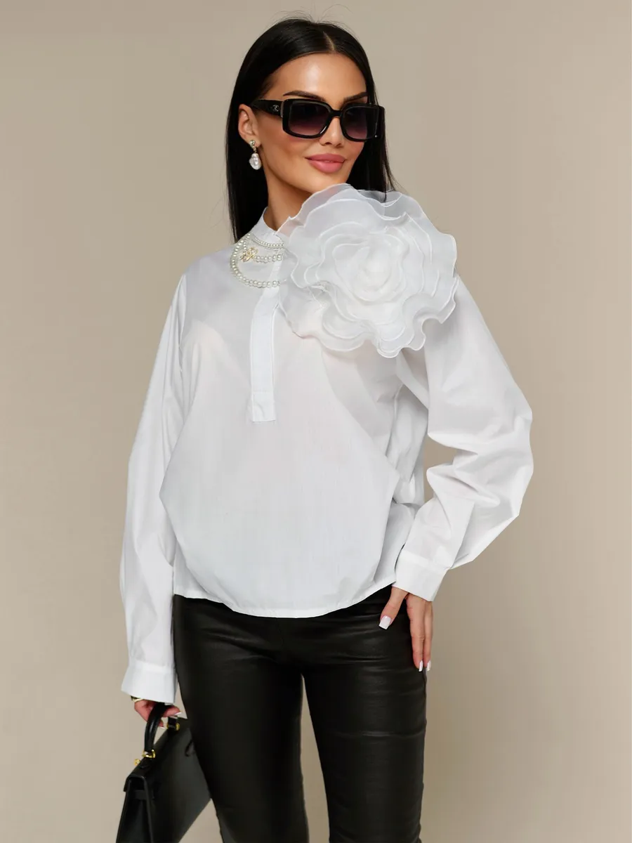 Белая блузка нарядная с декоративным цветком