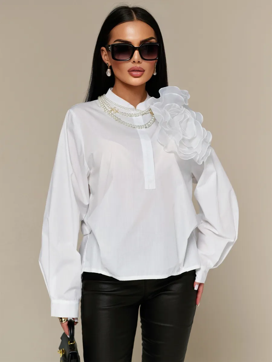 Белая блузка нарядная с декоративным цветком