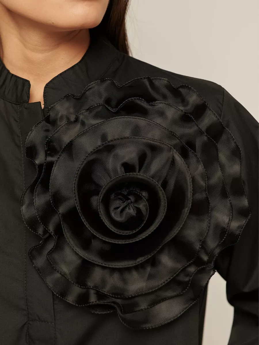 Блузка нарядная с декоративным цветком