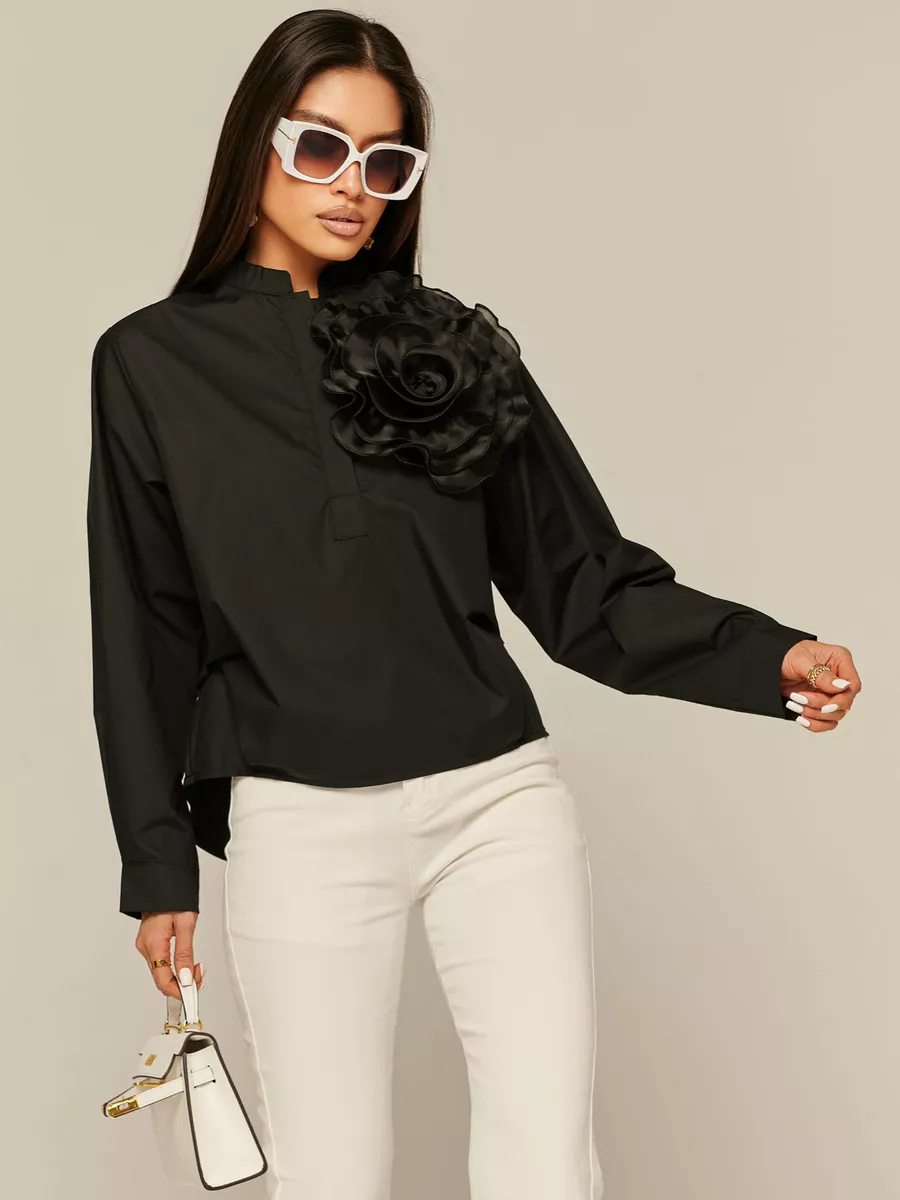 Блузка нарядная с декоративным цветком