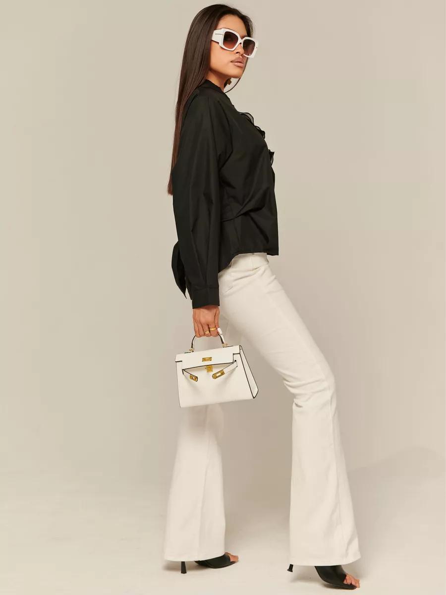 Черная блузка нарядная с декоративным цветком