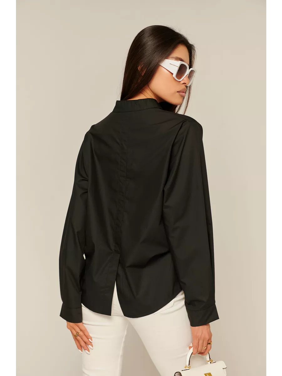 Черная блузка нарядная с декоративным цветком