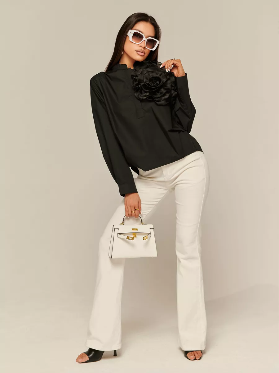 Черная блузка нарядная с декоративным цветком