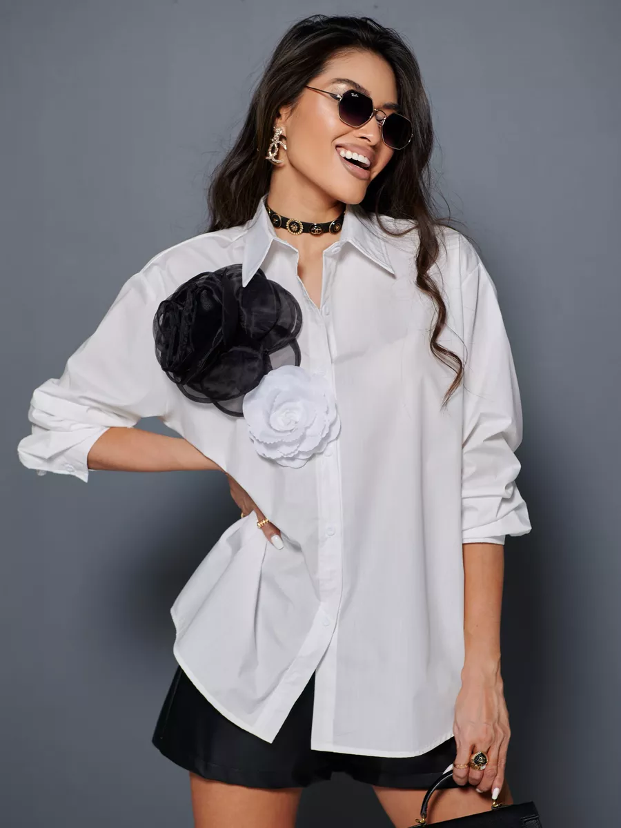 Белая блузка нарядная с декоративными цветами