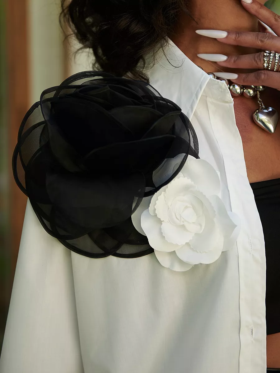 Белая блузка нарядная с декоративными цветами