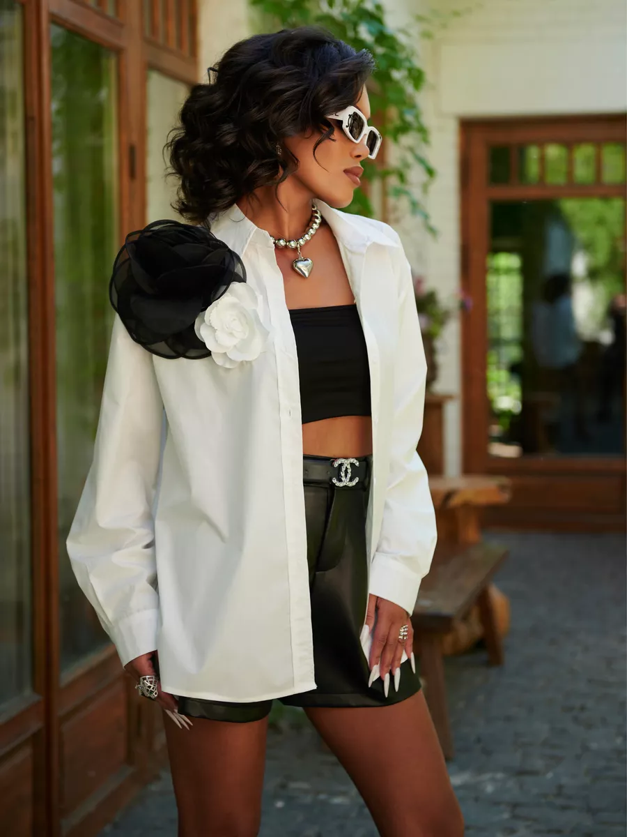 Белая блузка нарядная с декоративными цветами