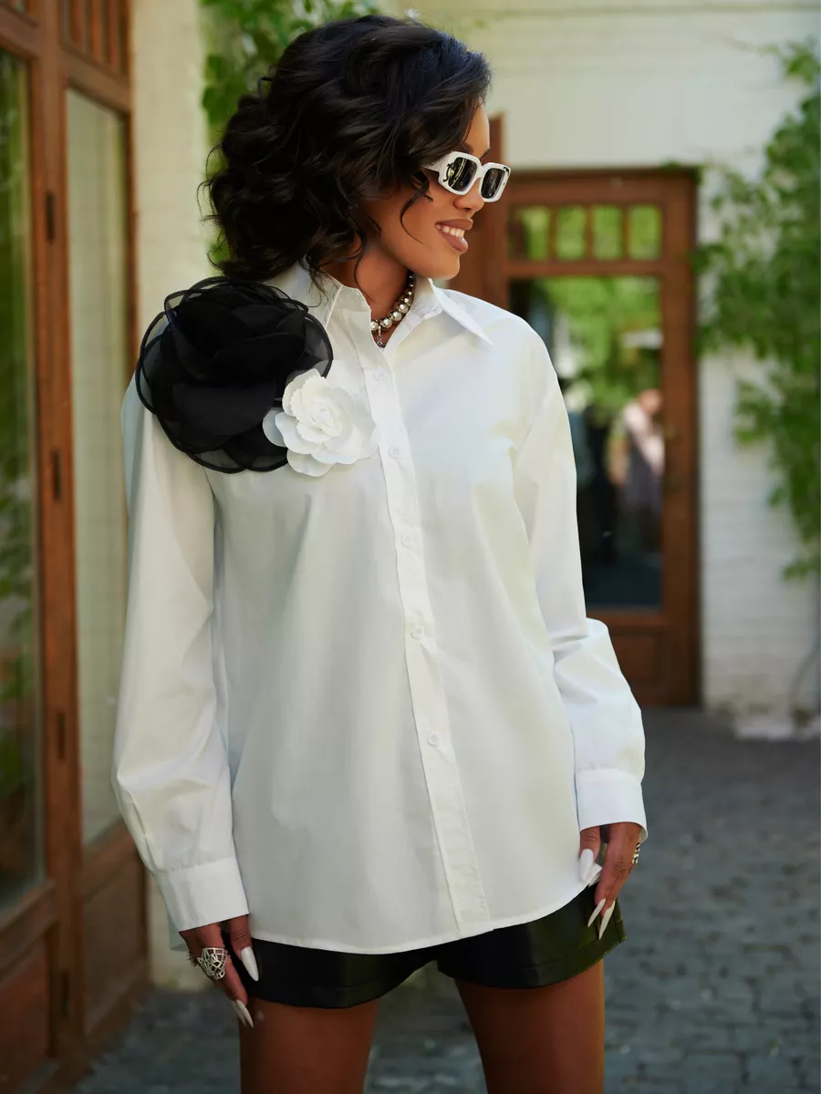 Белая блузка нарядная с декоративными цветами