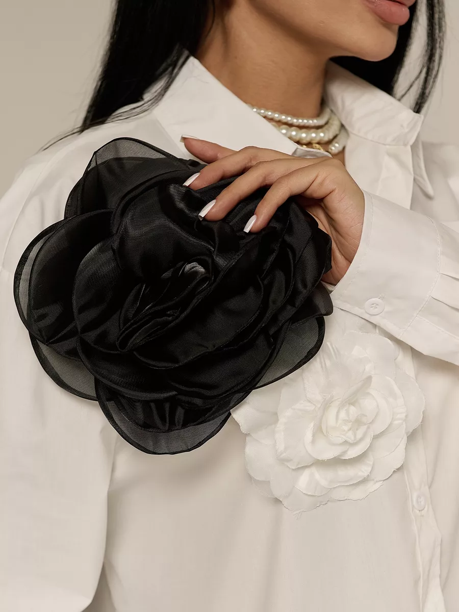 Блузка нарядная с декоративными цветами