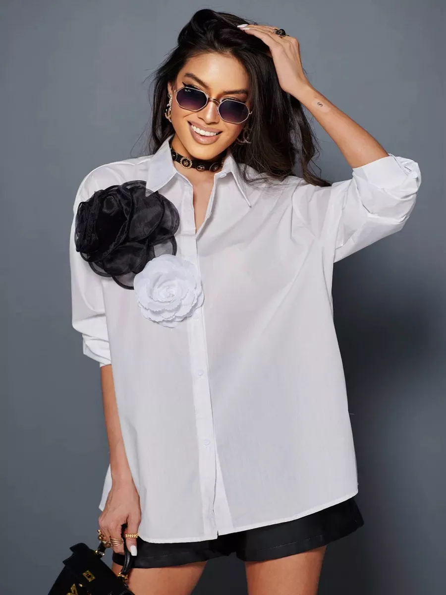 Белая блузка нарядная с декоративными цветами