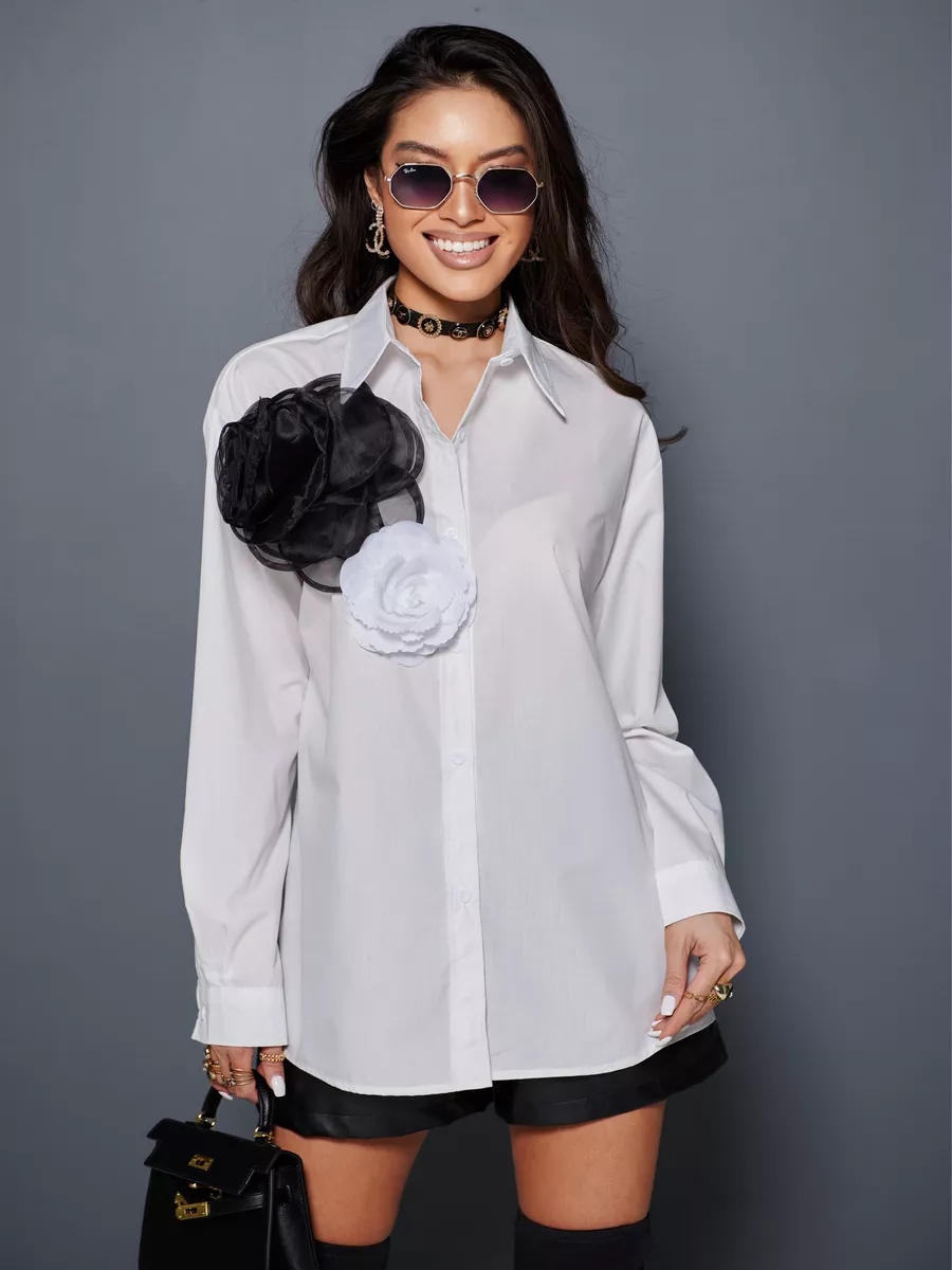 Белая блузка нарядная с декоративными цветами