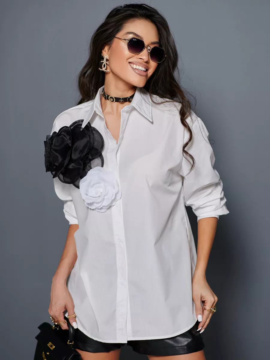 Белая блузка нарядная с декоративными цветами