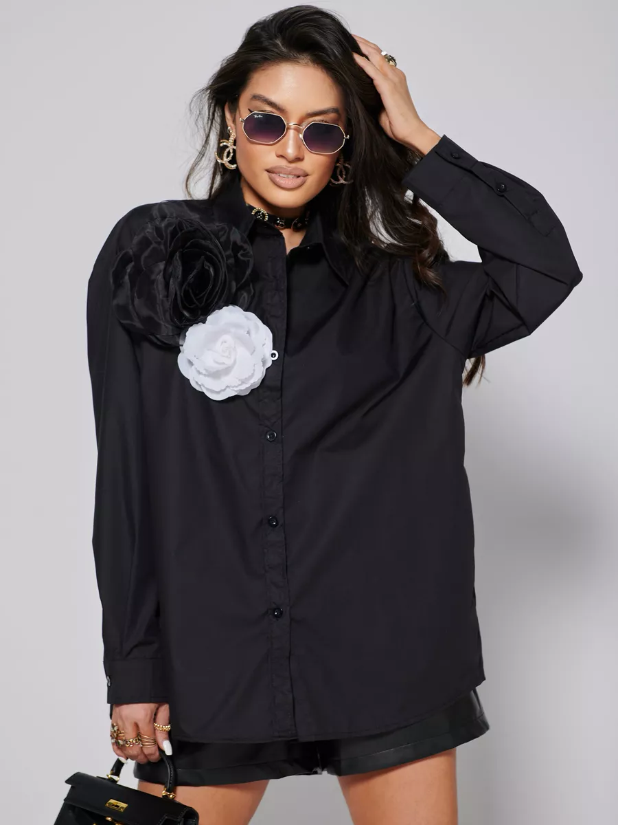 Черная блузка нарядная с декоративными цветами