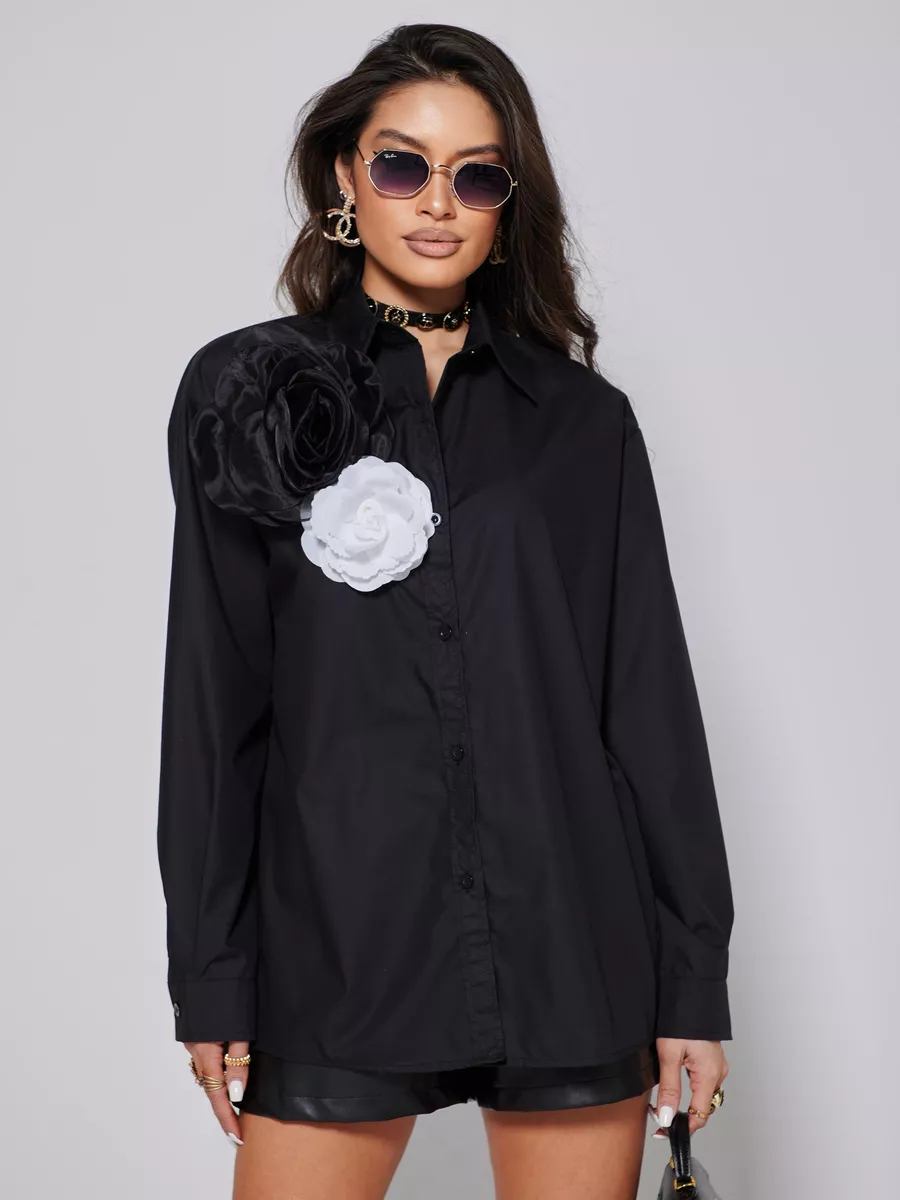 Черная блузка нарядная с декоративными цветами