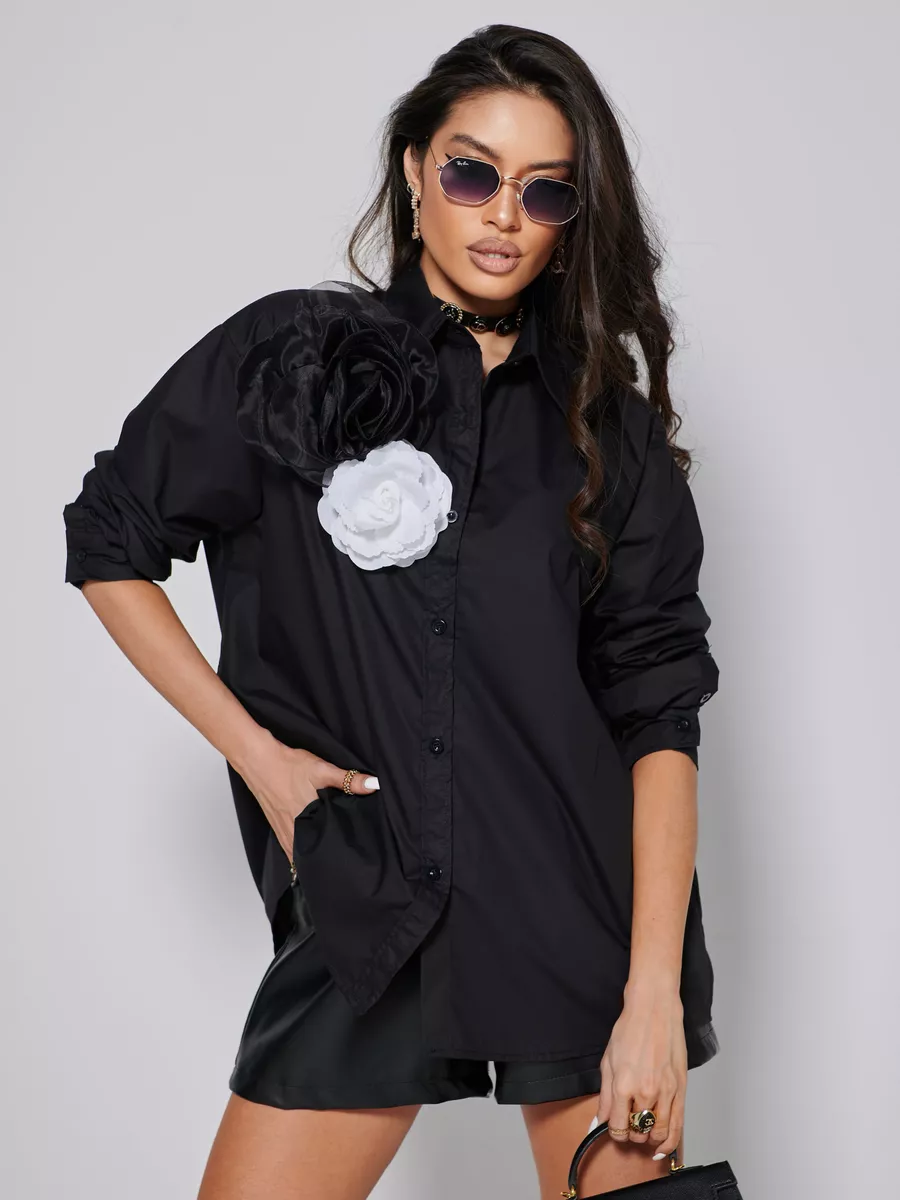 Черная блузка нарядная с декоративными цветами