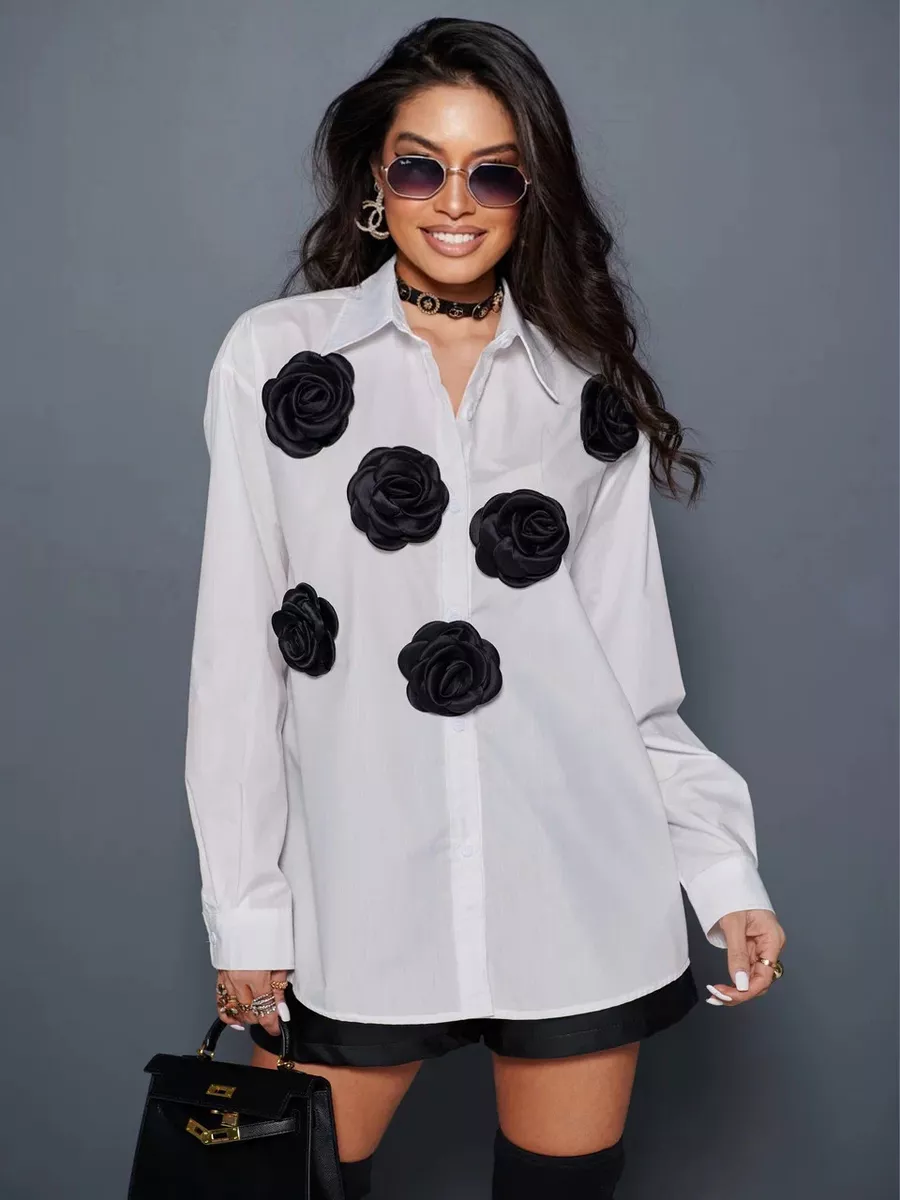 Белая блузка нарядная с декоративными цветами