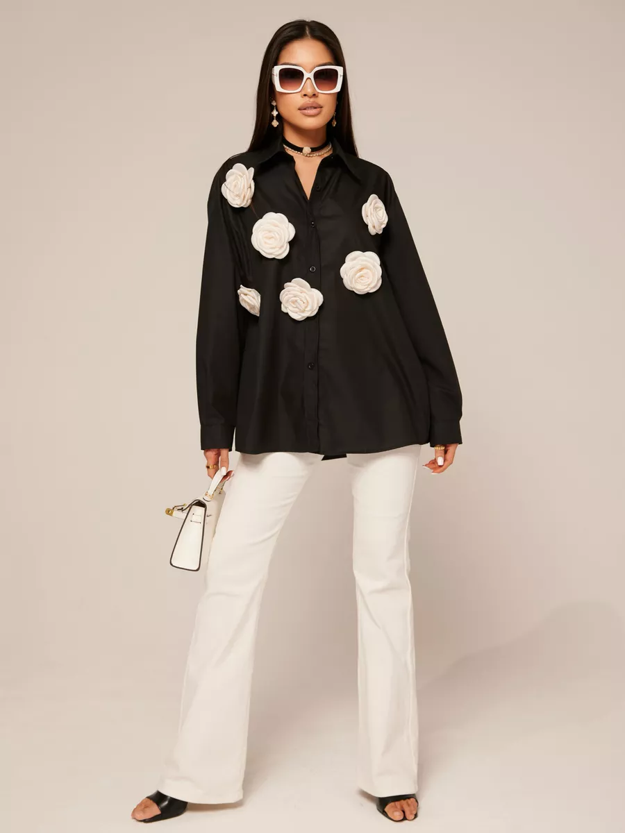 Черная блузка нарядная с декоративными цветами