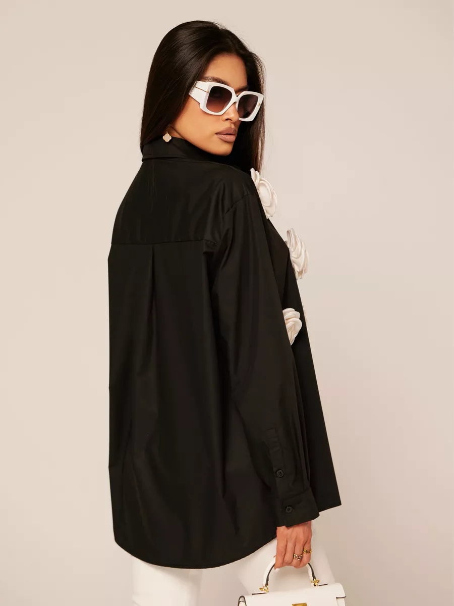 Черная блузка нарядная с декоративными цветами