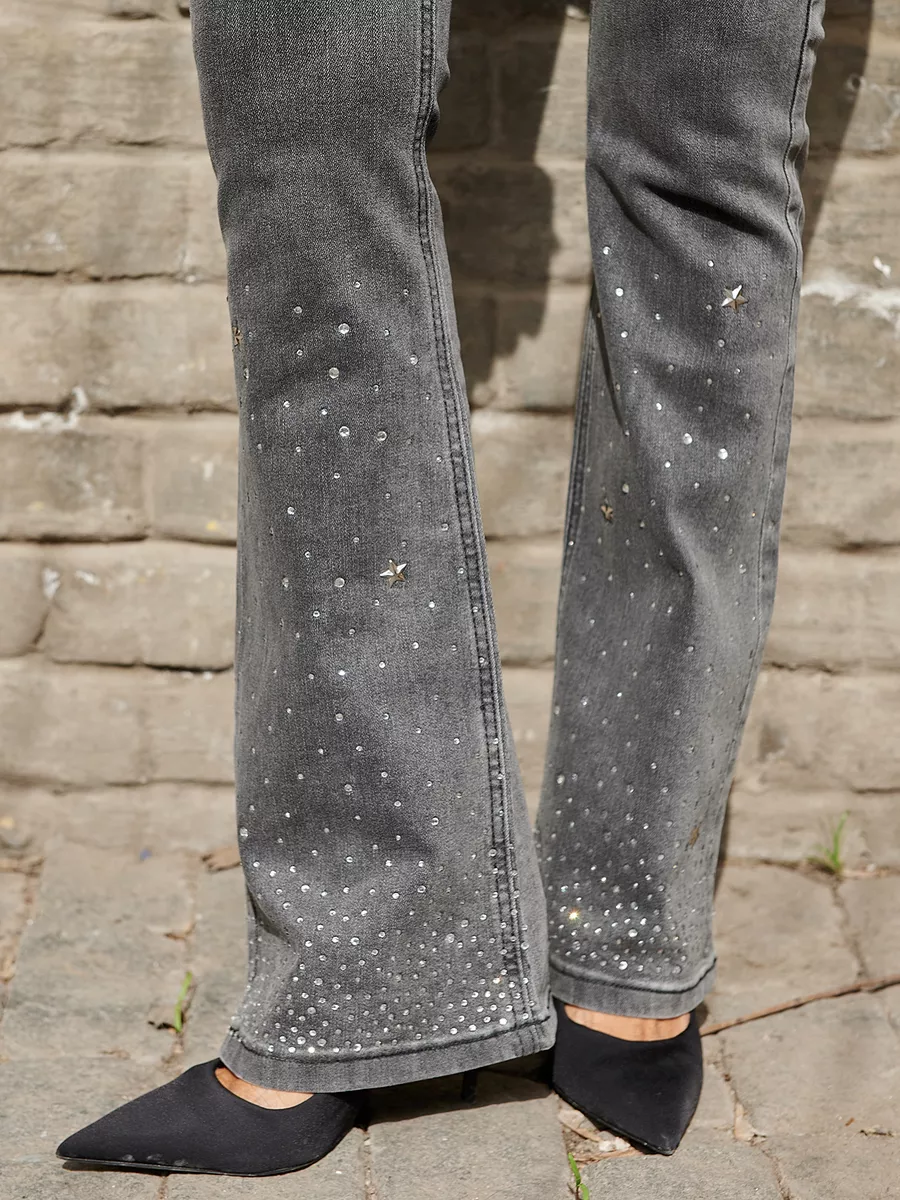Джинсы клеш со стразами