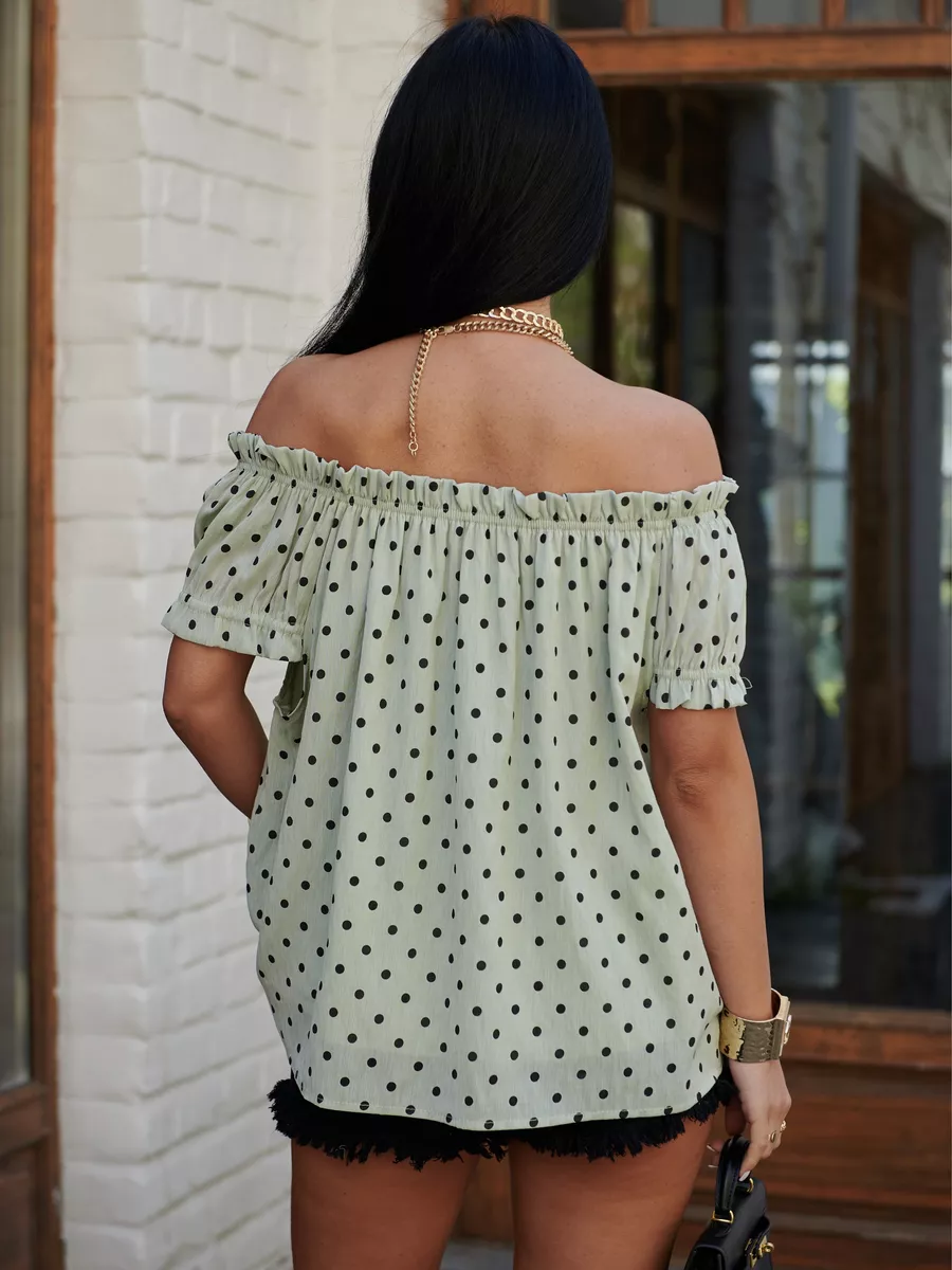 Мятная блузка для офиса с открытыми плечами