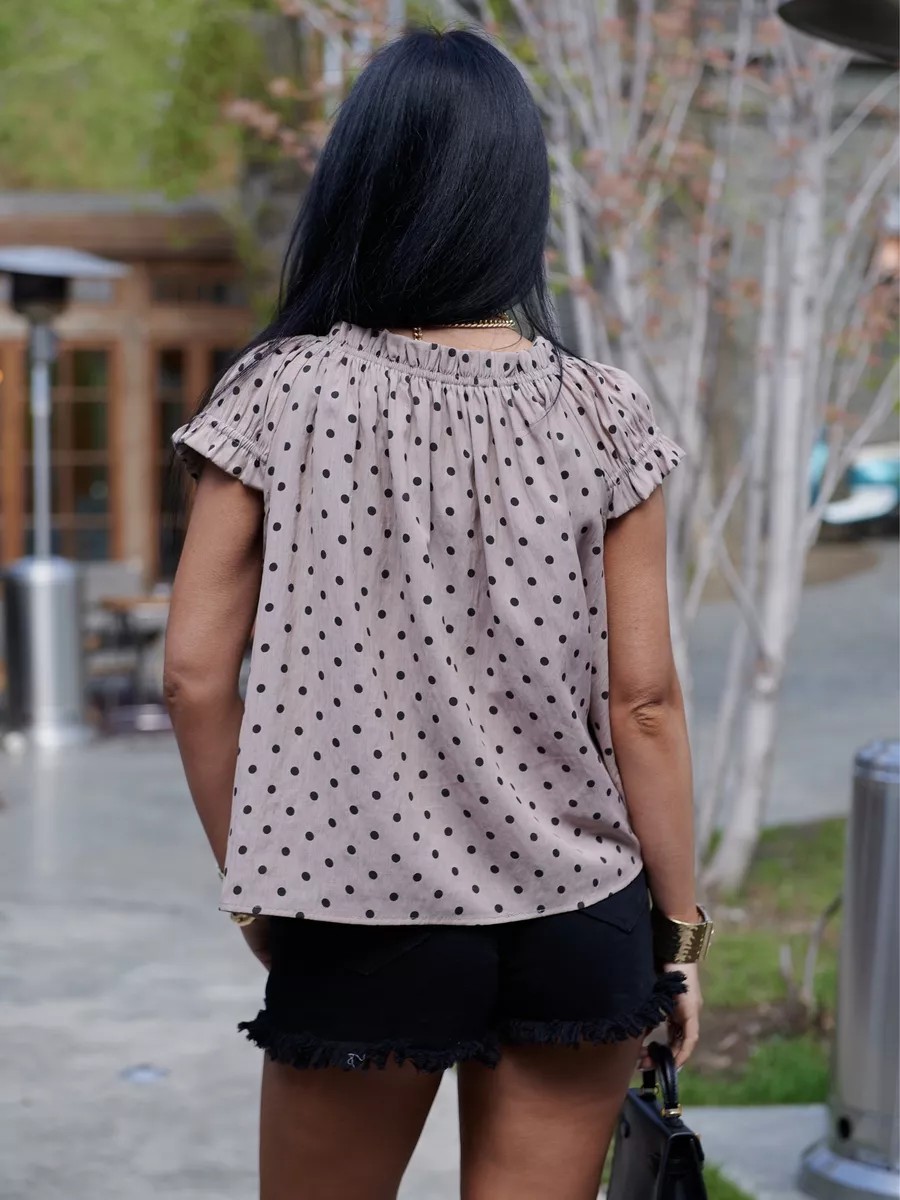 Капучино блузка для офиса с открытыми плечами