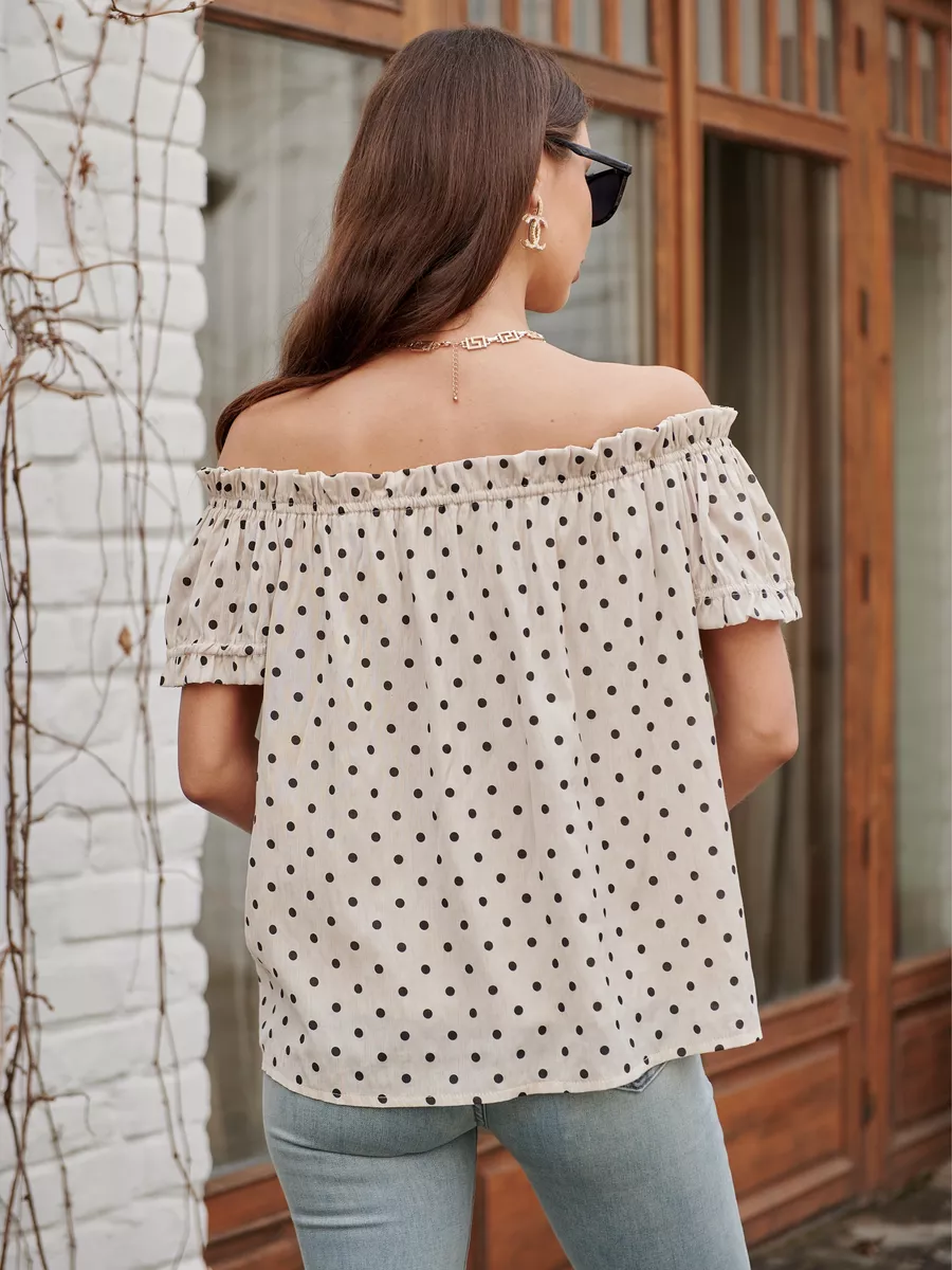 Белая блузка для офиса с открытыми плечами