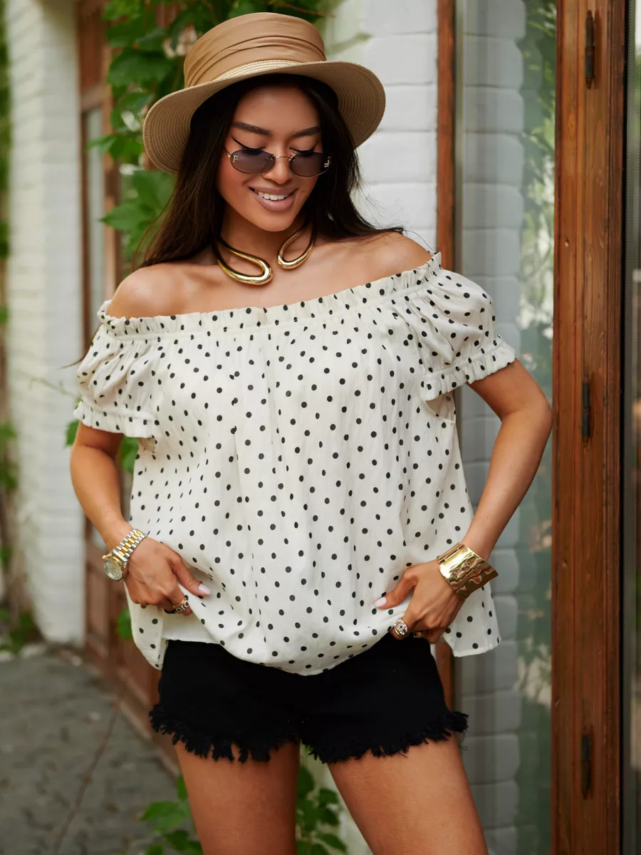 Белая блузка для офиса с открытыми плечами