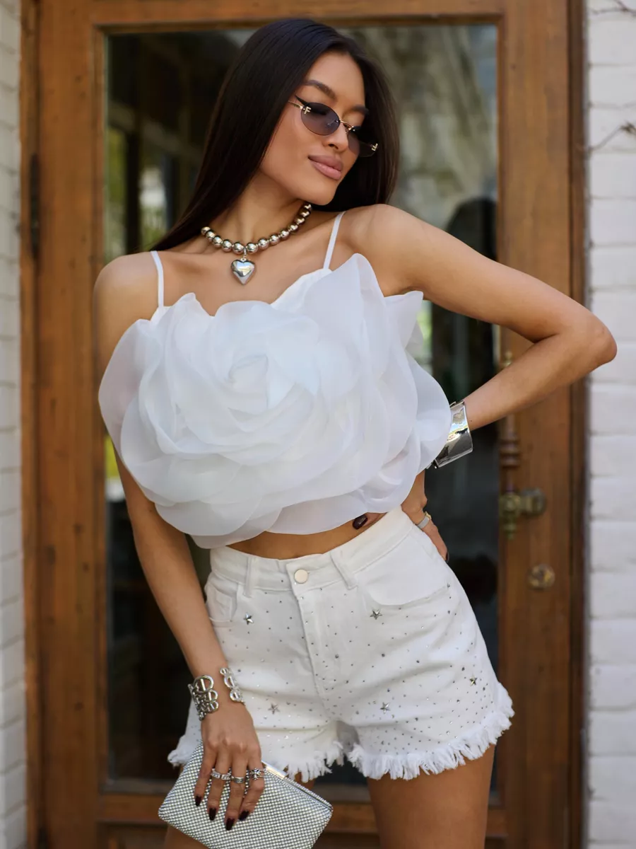 Белый топ летний вечерний на бретелях с драпировкой