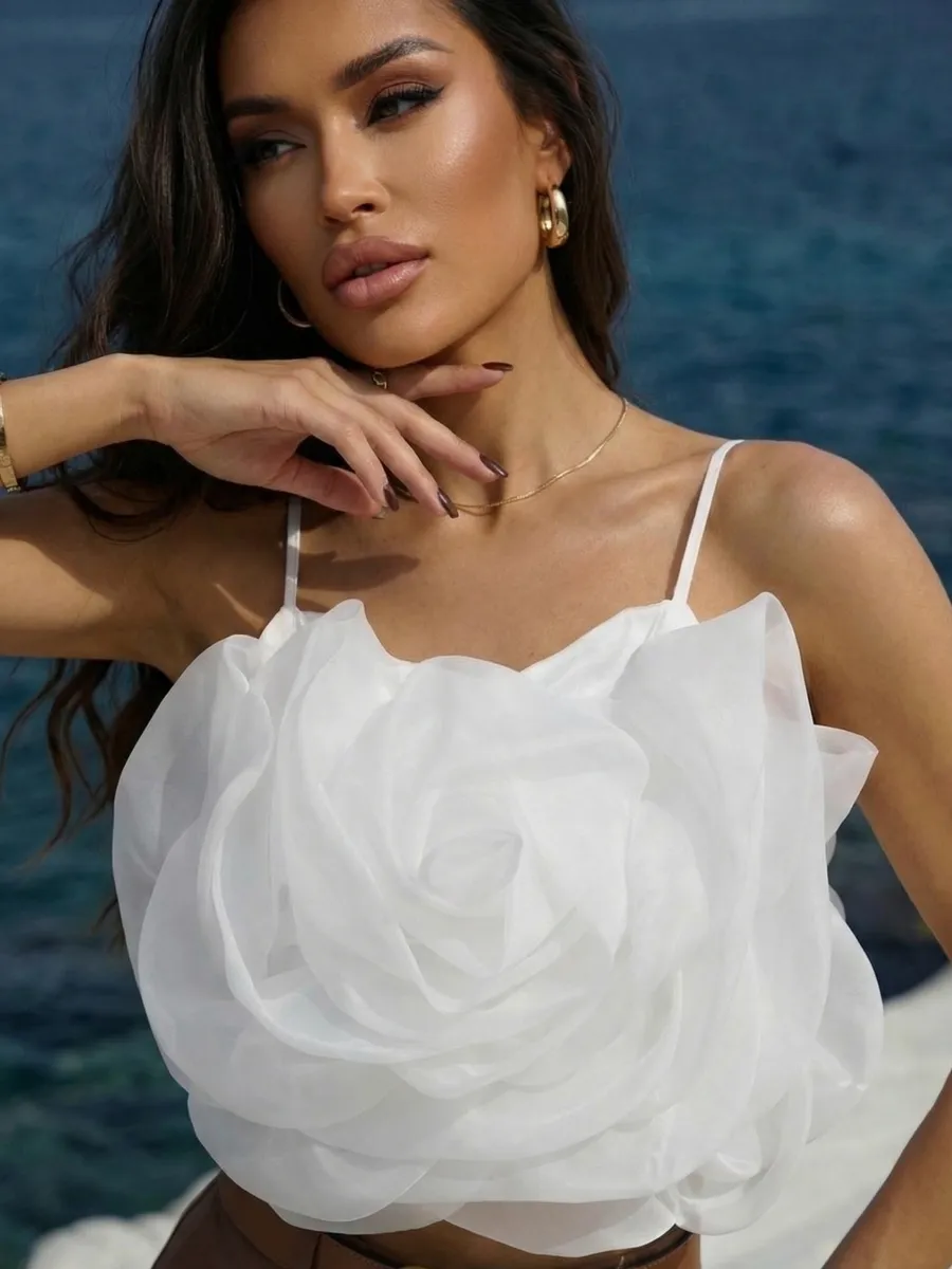 Белый топ летний вечерний на бретелях с драпировкой