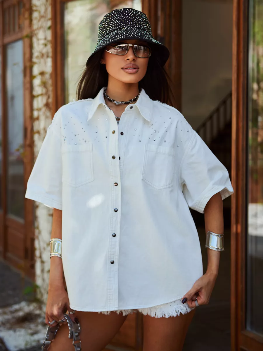 Белая рубашка джинсовая со стразами и коротким рукавом