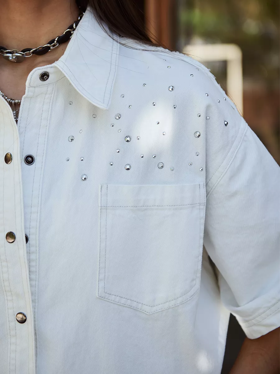 Белая рубашка джинсовая со стразами и коротким рукавом