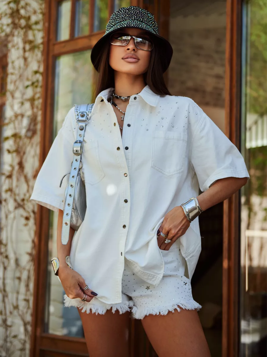 Белая рубашка джинсовая со стразами и коротким рукавом