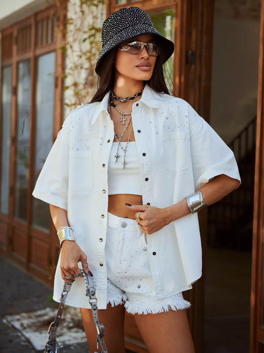 Белая рубашка джинсовая со стразами и коротким рукавом