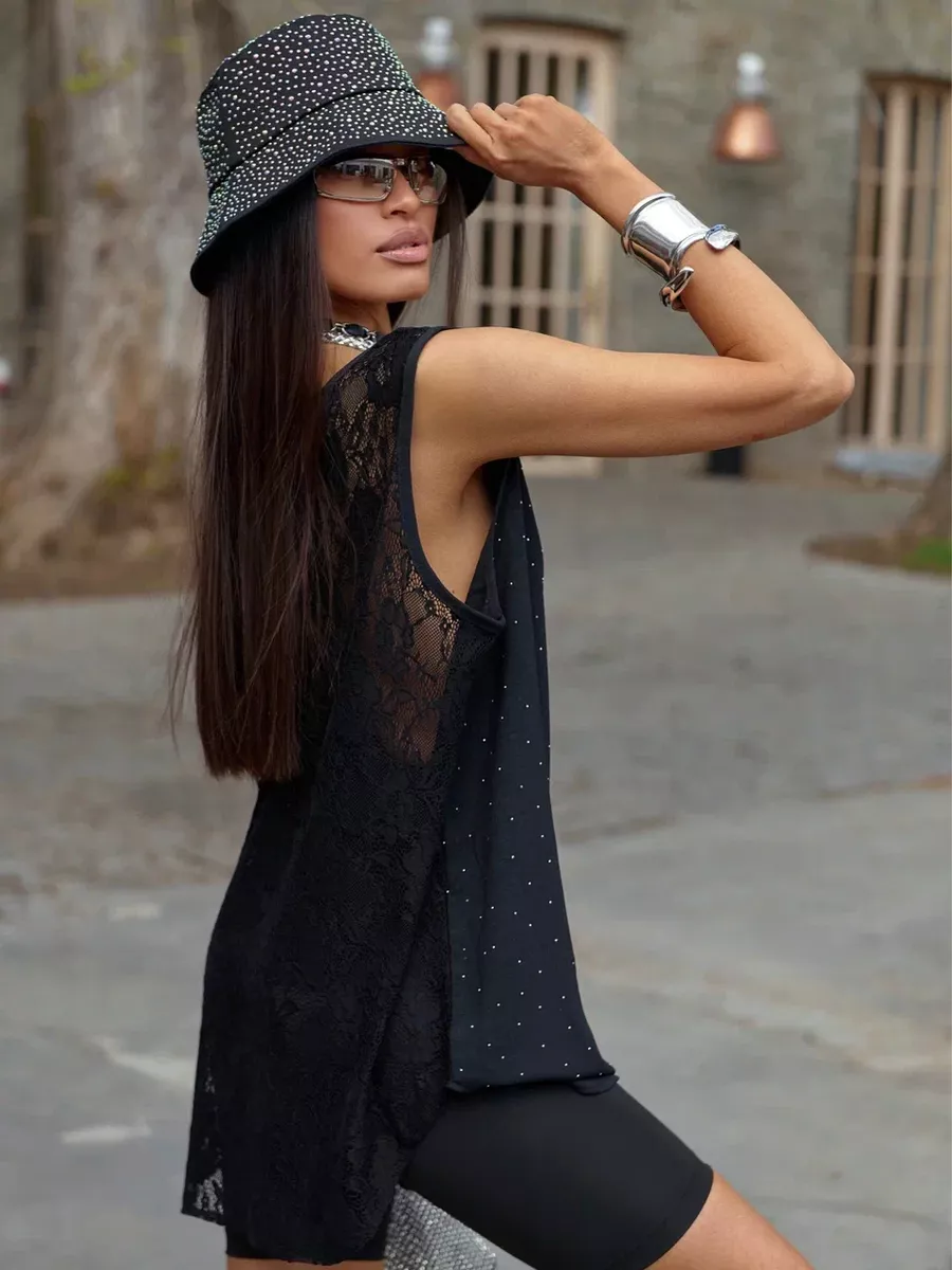 Черный топ майка летний оверсайз со стразами и гипюром