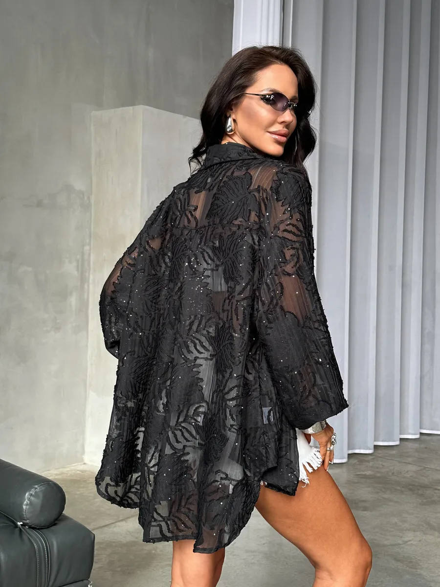 Черная рубашка оверсайз удлиненная с модным принтом