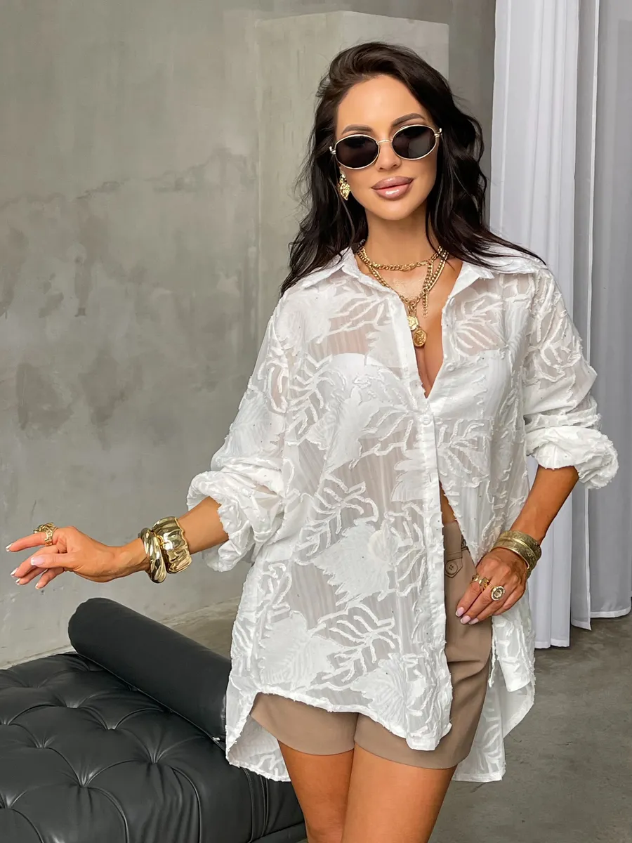 Белая рубашка оверсайз удлиненная с модным принтом
