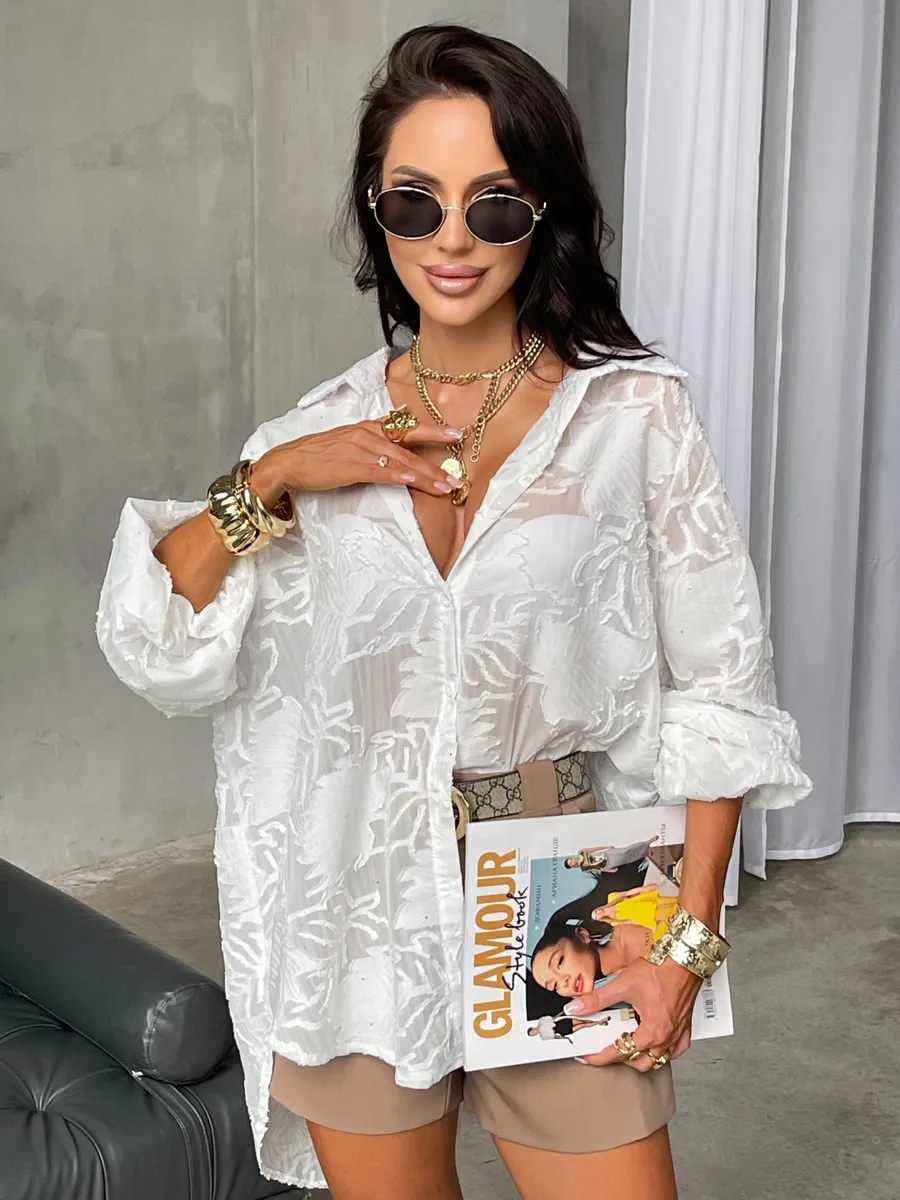 Белая рубашка оверсайз удлиненная с модным принтом