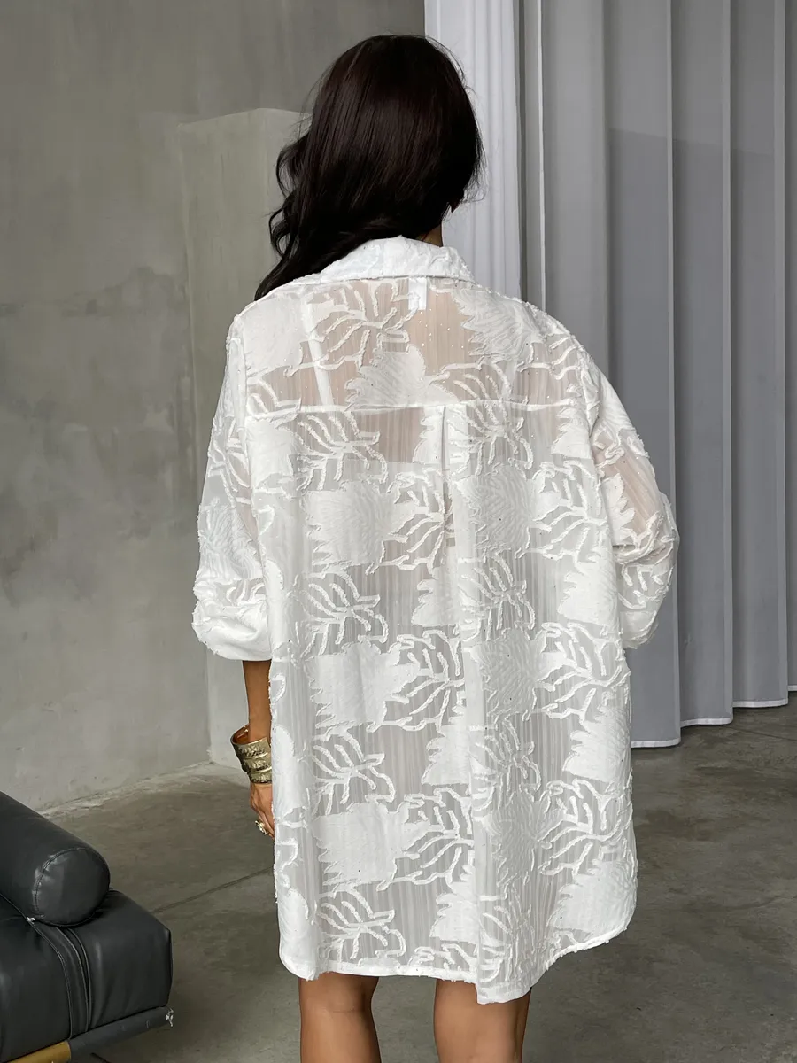 Белая рубашка оверсайз удлиненная с модным принтом