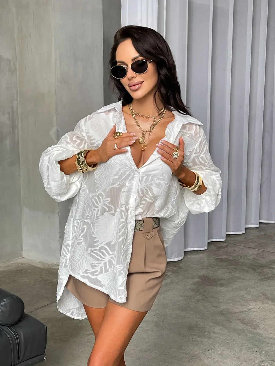 Белая рубашка оверсайз удлиненная с модным принтом