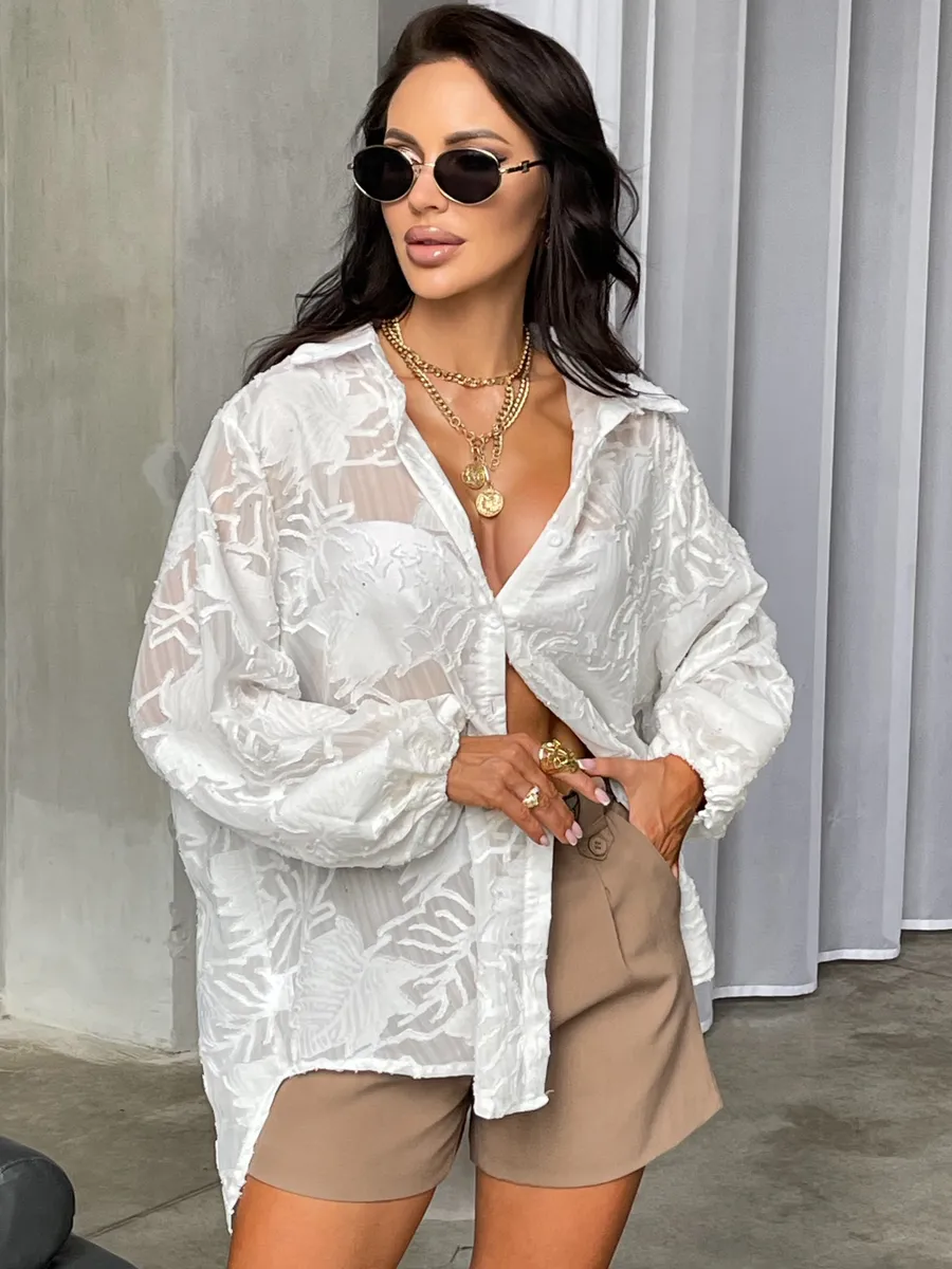 Белая рубашка оверсайз удлиненная с модным принтом