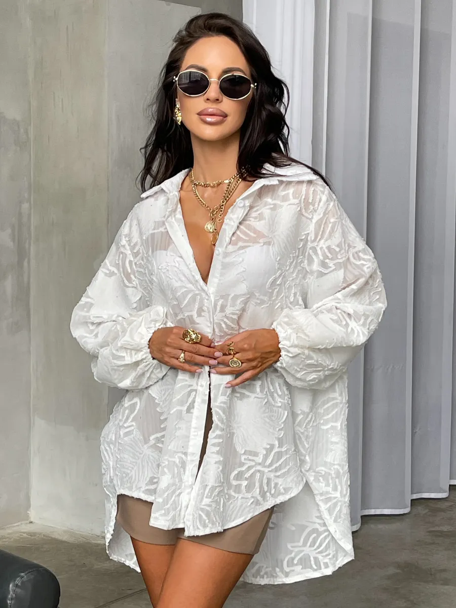 Белая рубашка оверсайз удлиненная с модным принтом