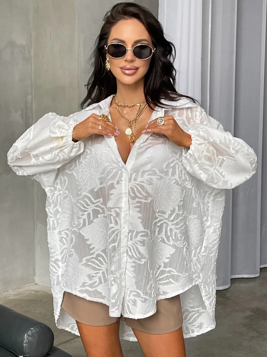 Белая рубашка оверсайз удлиненная с модным принтом