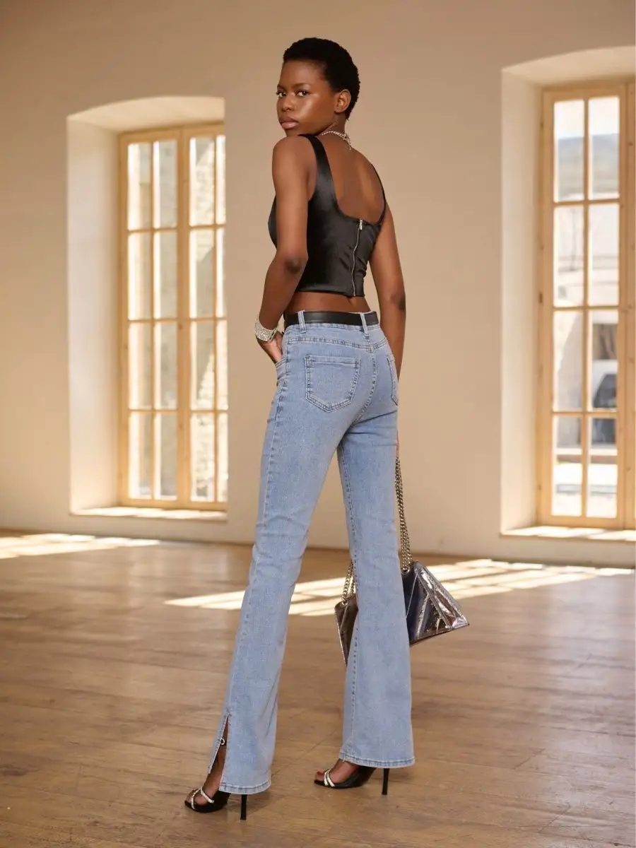 Джинсы клеш от колена с разрезами